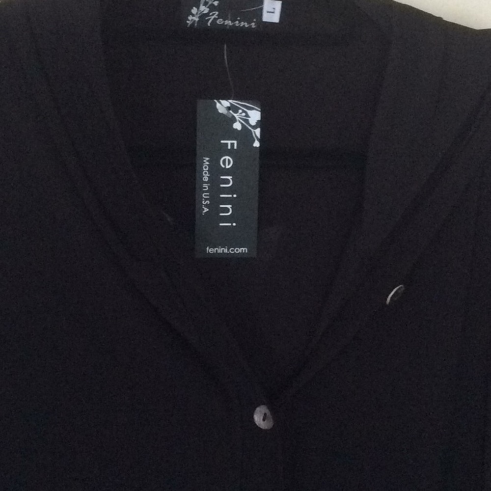 Lightweight sweater/jacket in black..